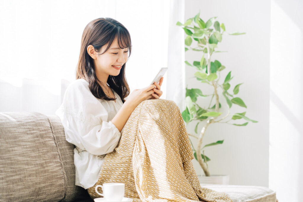 スマホを見る女性