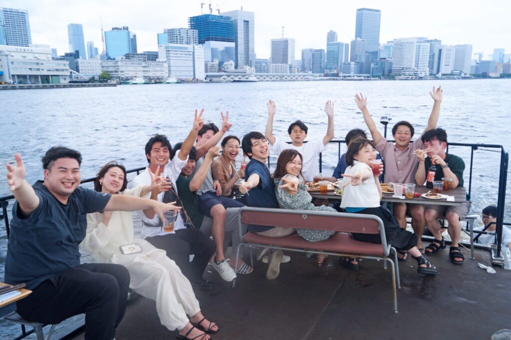 クルーズ船の上で記念写真