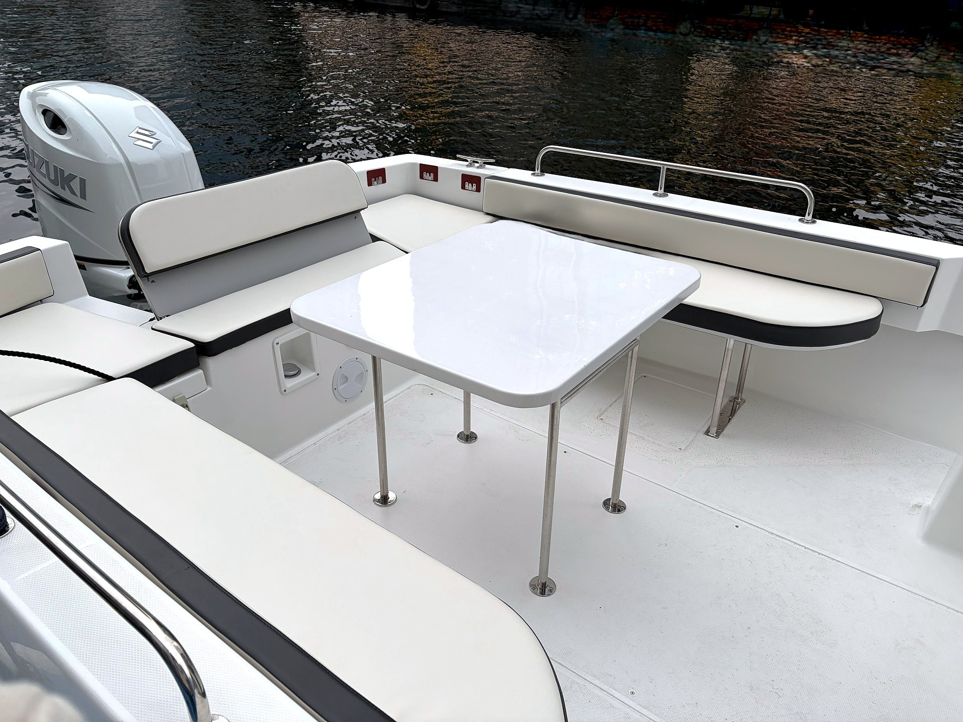 シーストーリー号後方座席