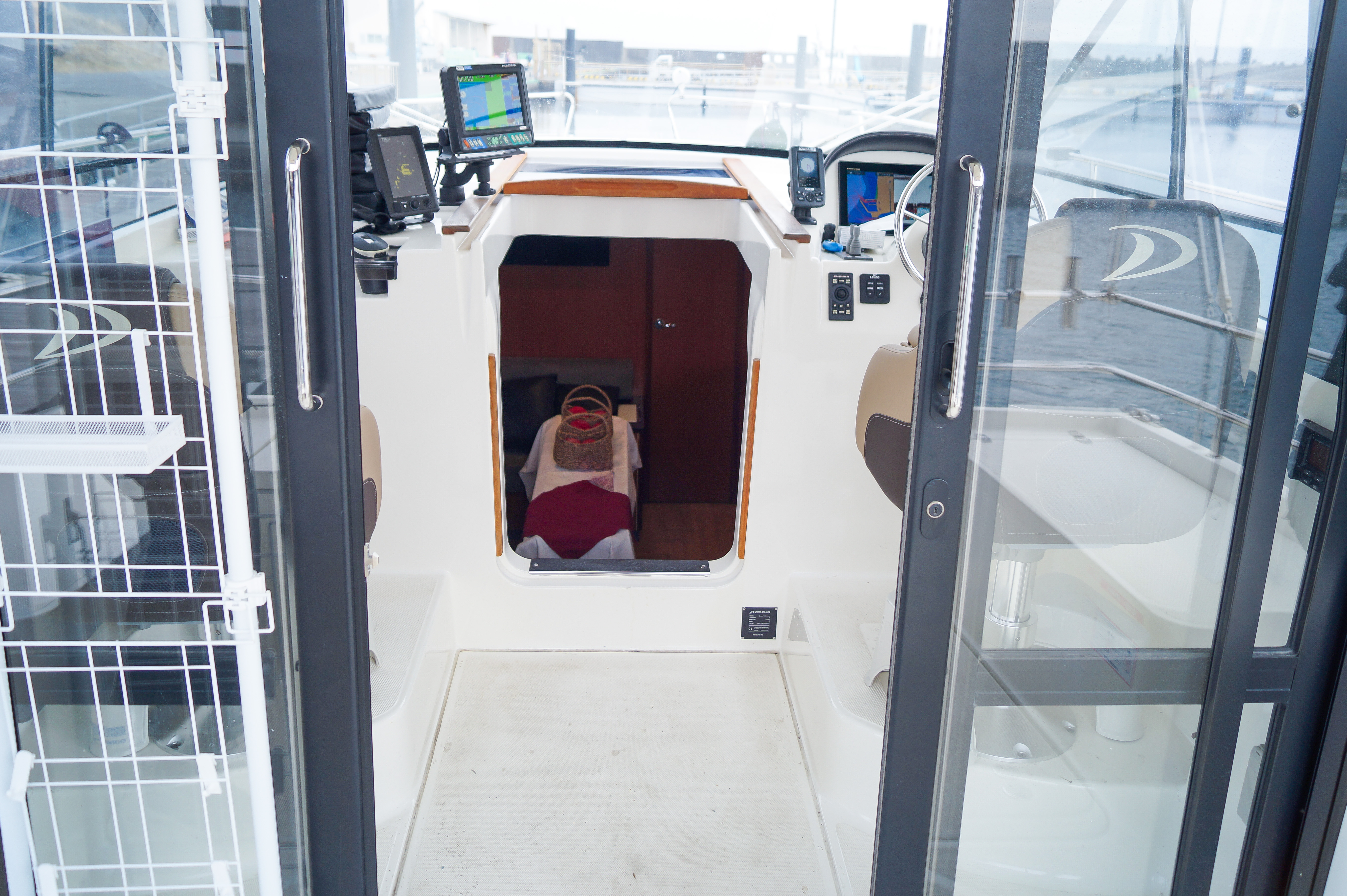 デルフィア号船室へとつながる階段