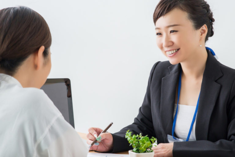 カウンセリングするスタッフ