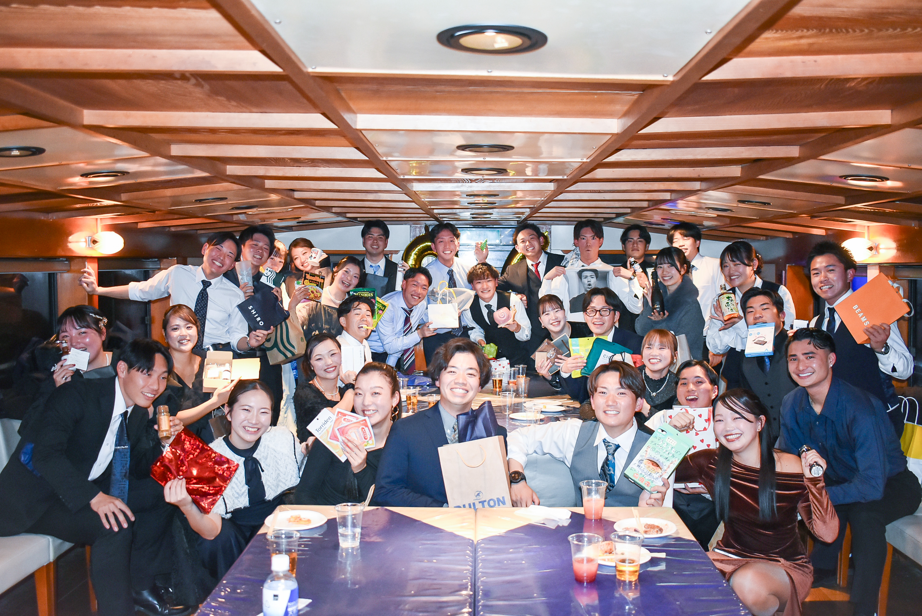 プレゼントと一緒に船内で集合写真