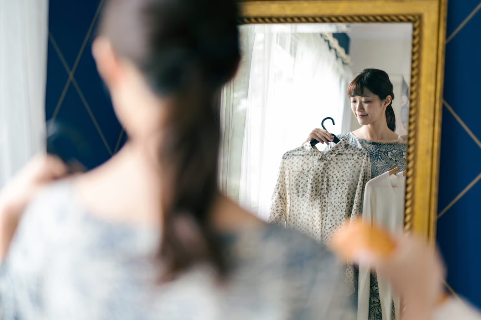 服を選ぶ女性
