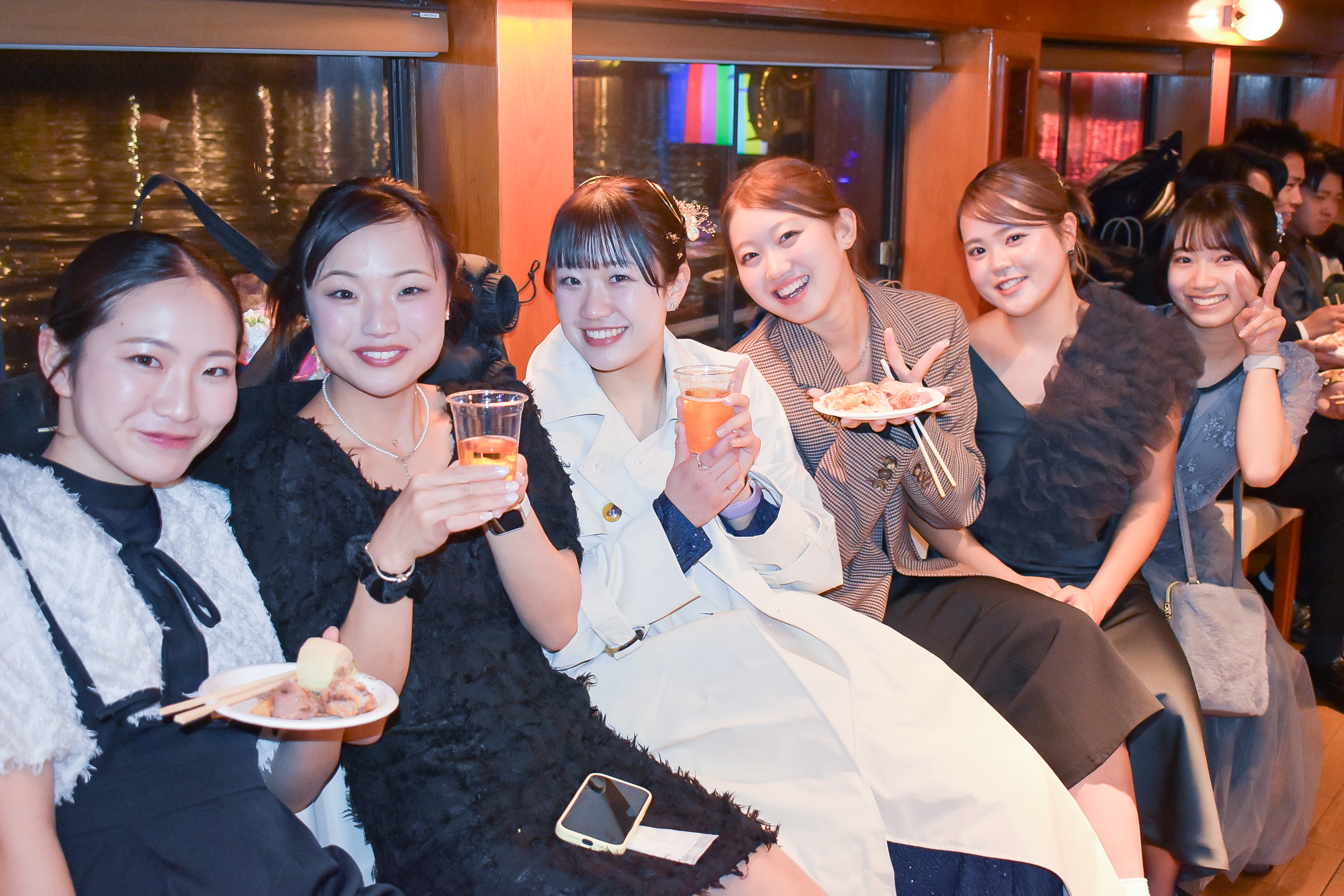 船内で料理を楽しむ女性たち