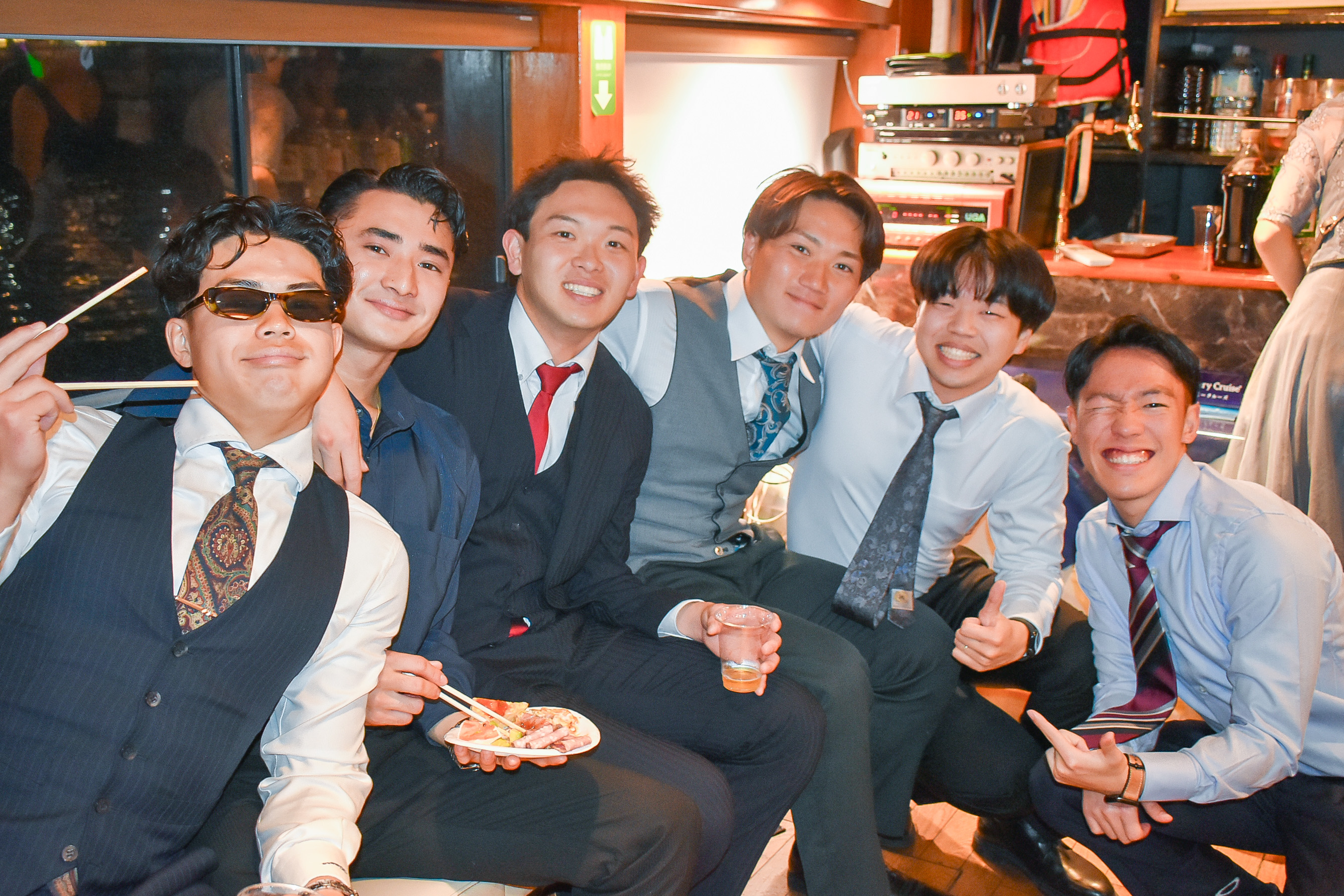 船内で料理を楽しむ男性たち