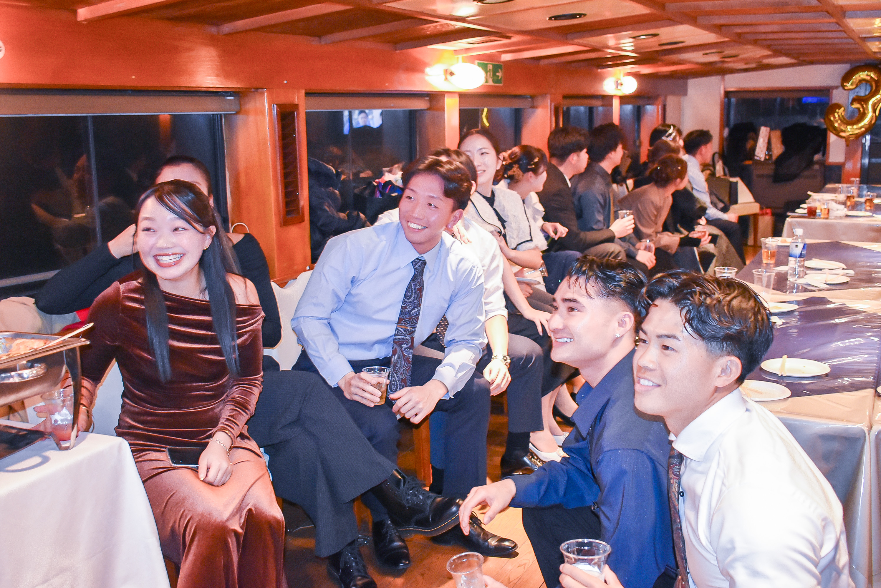 サプライズムービーを見る参加者たち