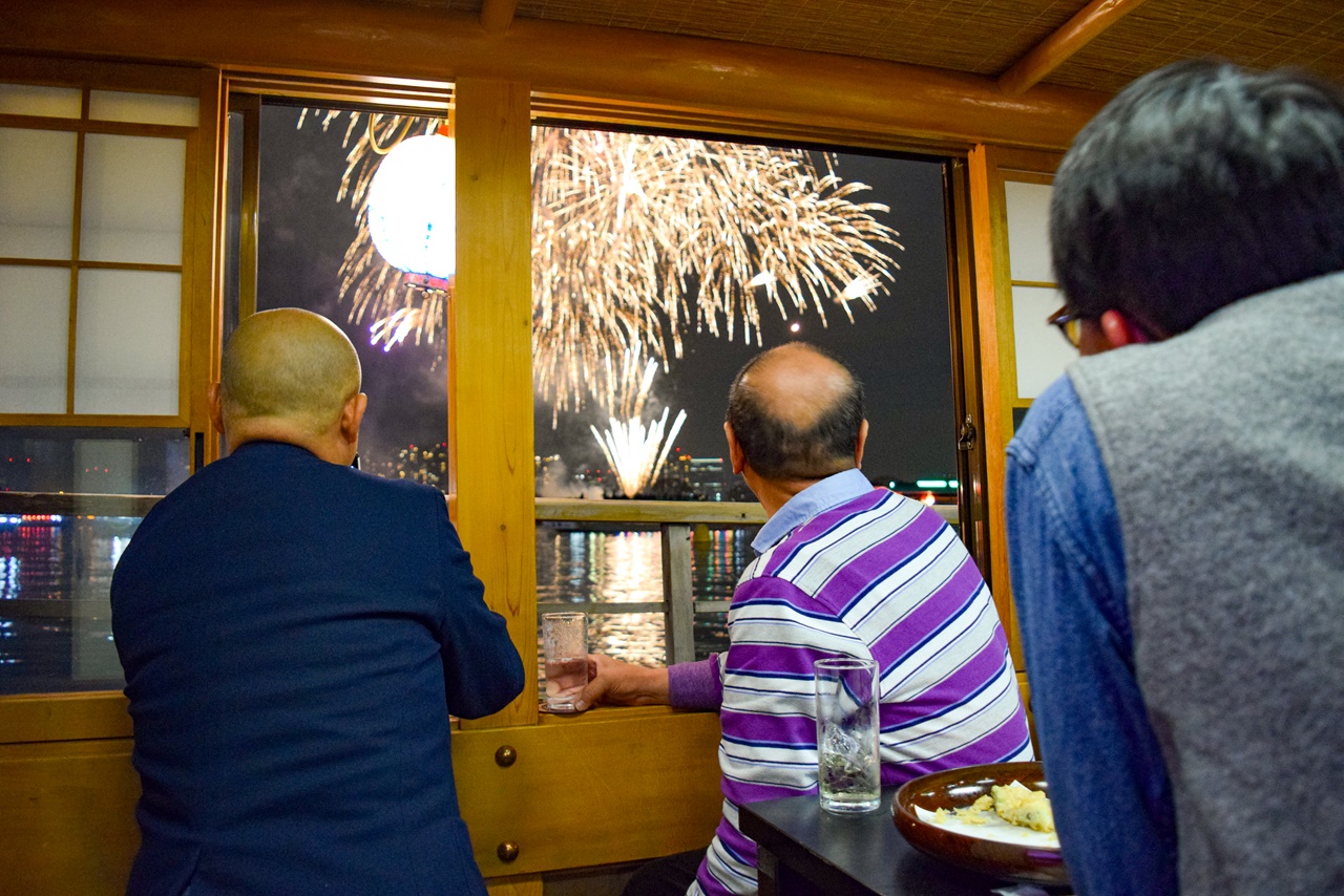 屋形船から花火鑑賞