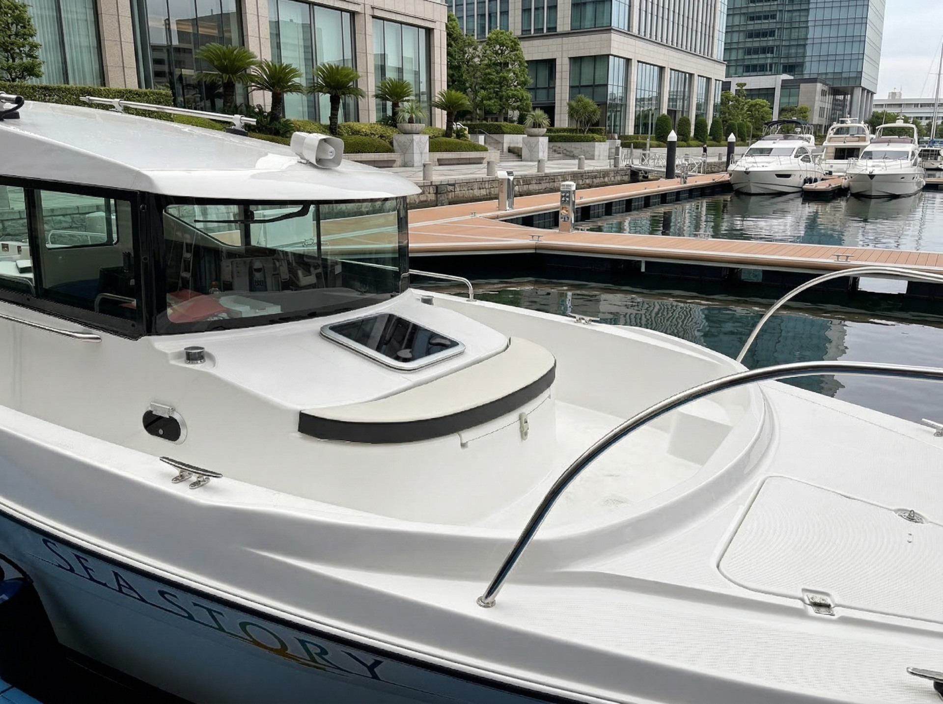 シーストーリー号前方デッキ