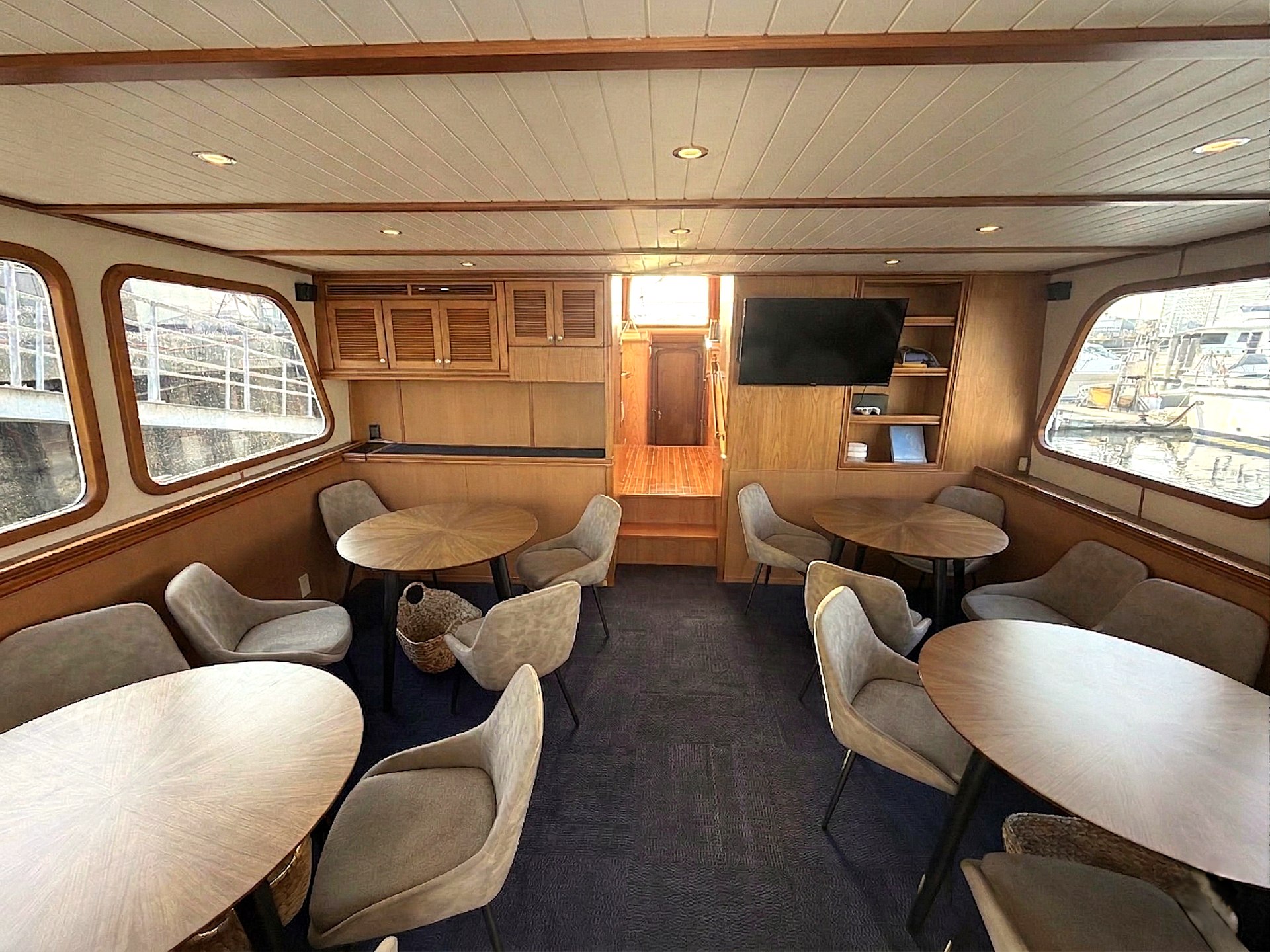 アズーリ号のメインフロア