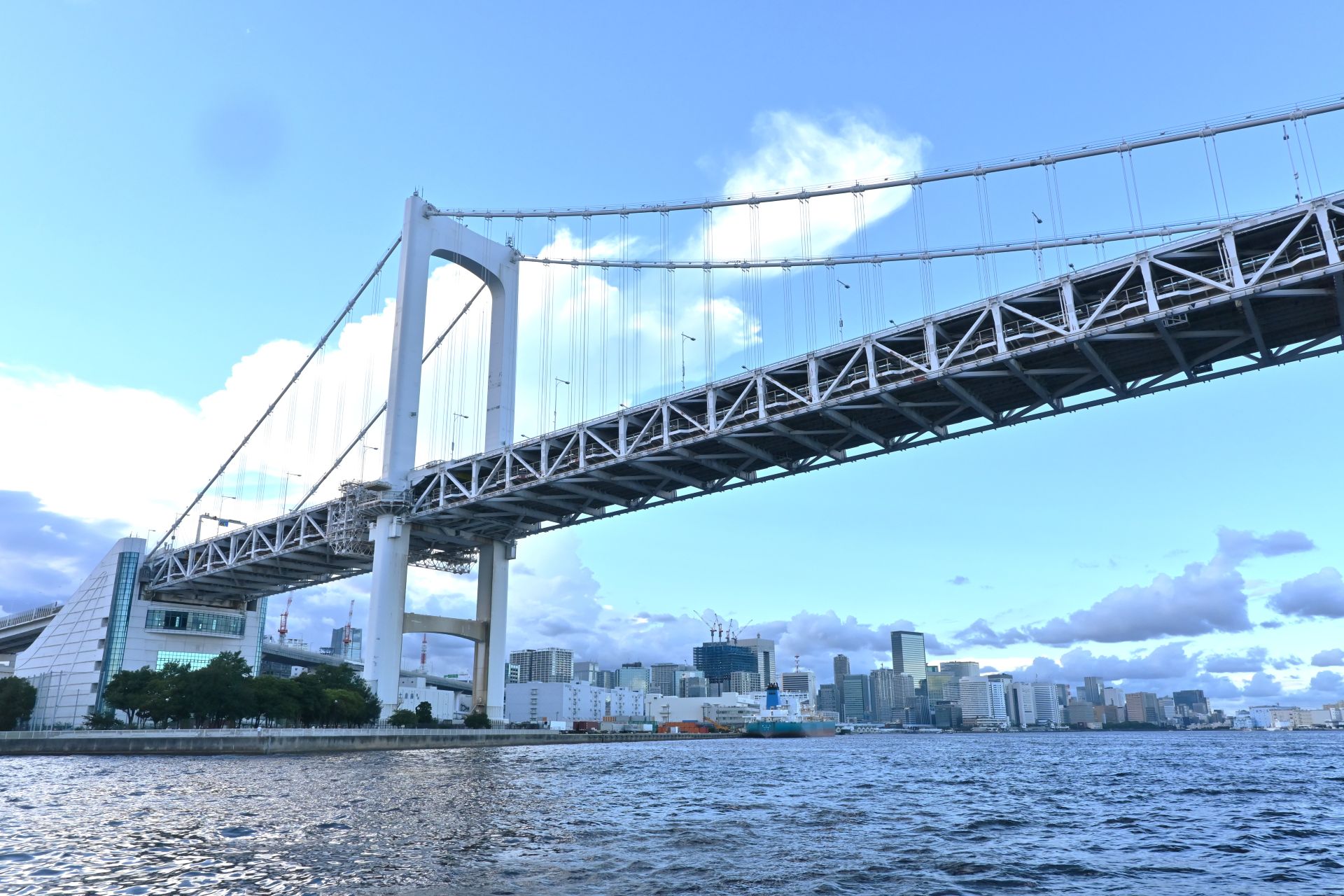 青空とレインボーブリッジ