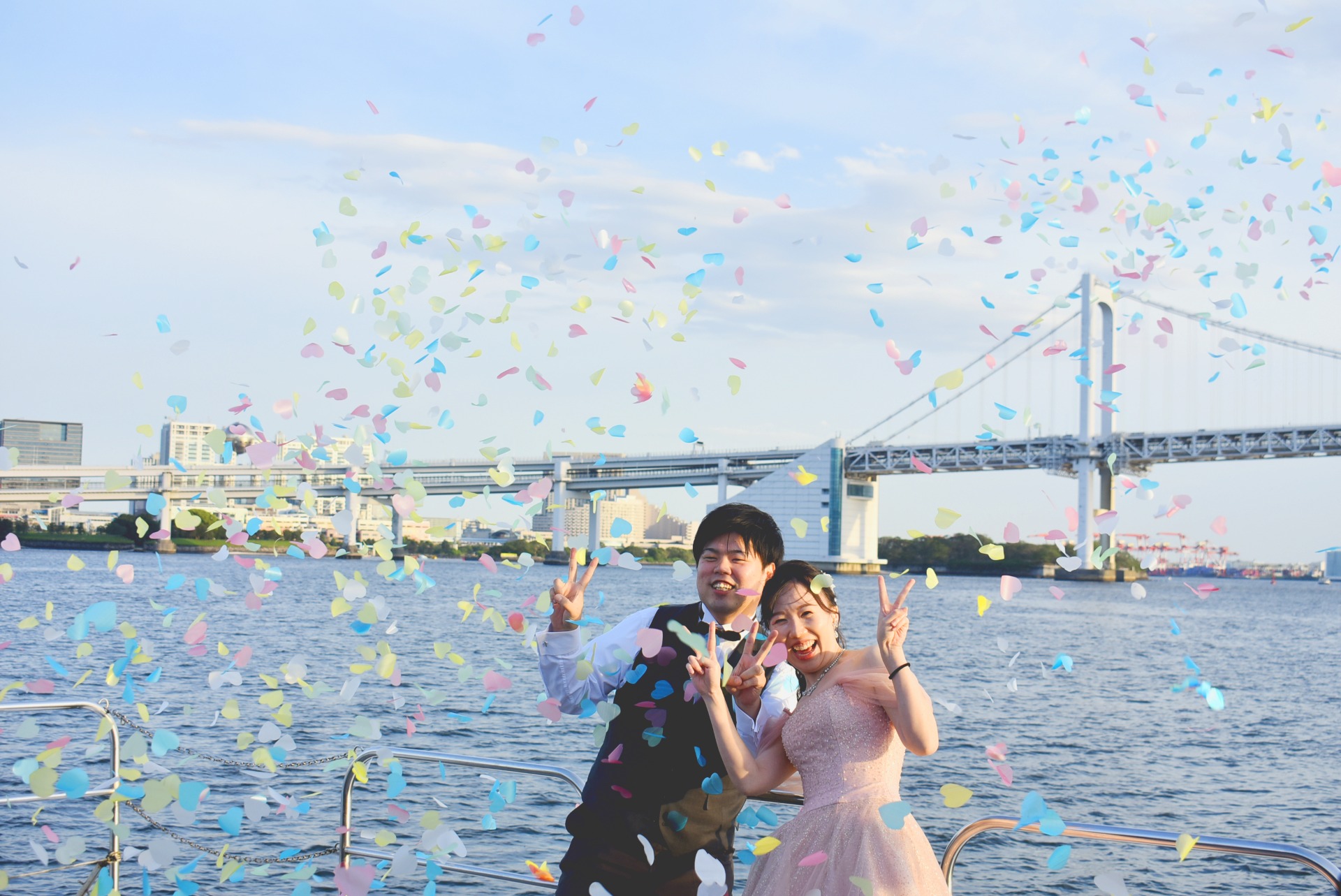 紙吹雪でお祝いをされる新郎新婦