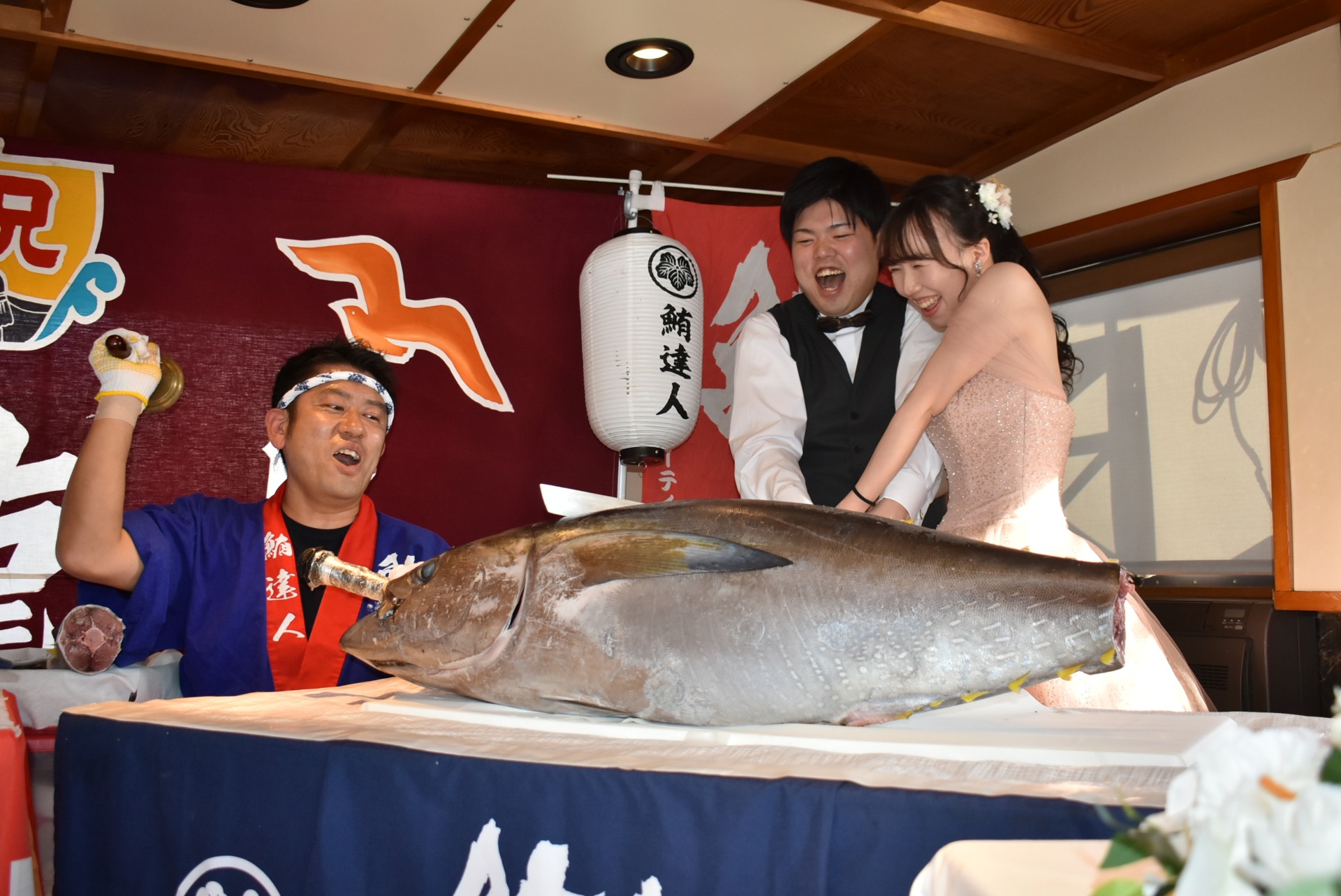 オリエンタルノア号でマグロ入刀を行う様子