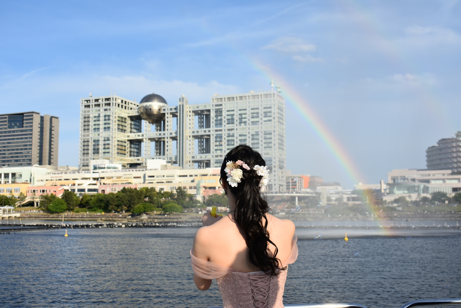 東京アクアシンフォニーに虹がかかる様子