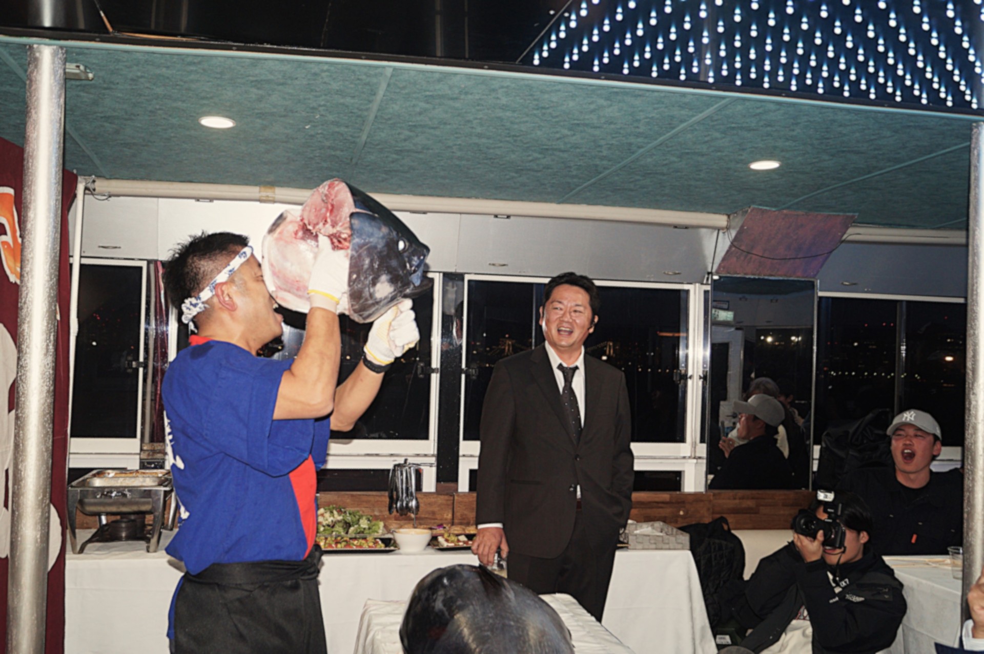 マグロ解体ショーの様子