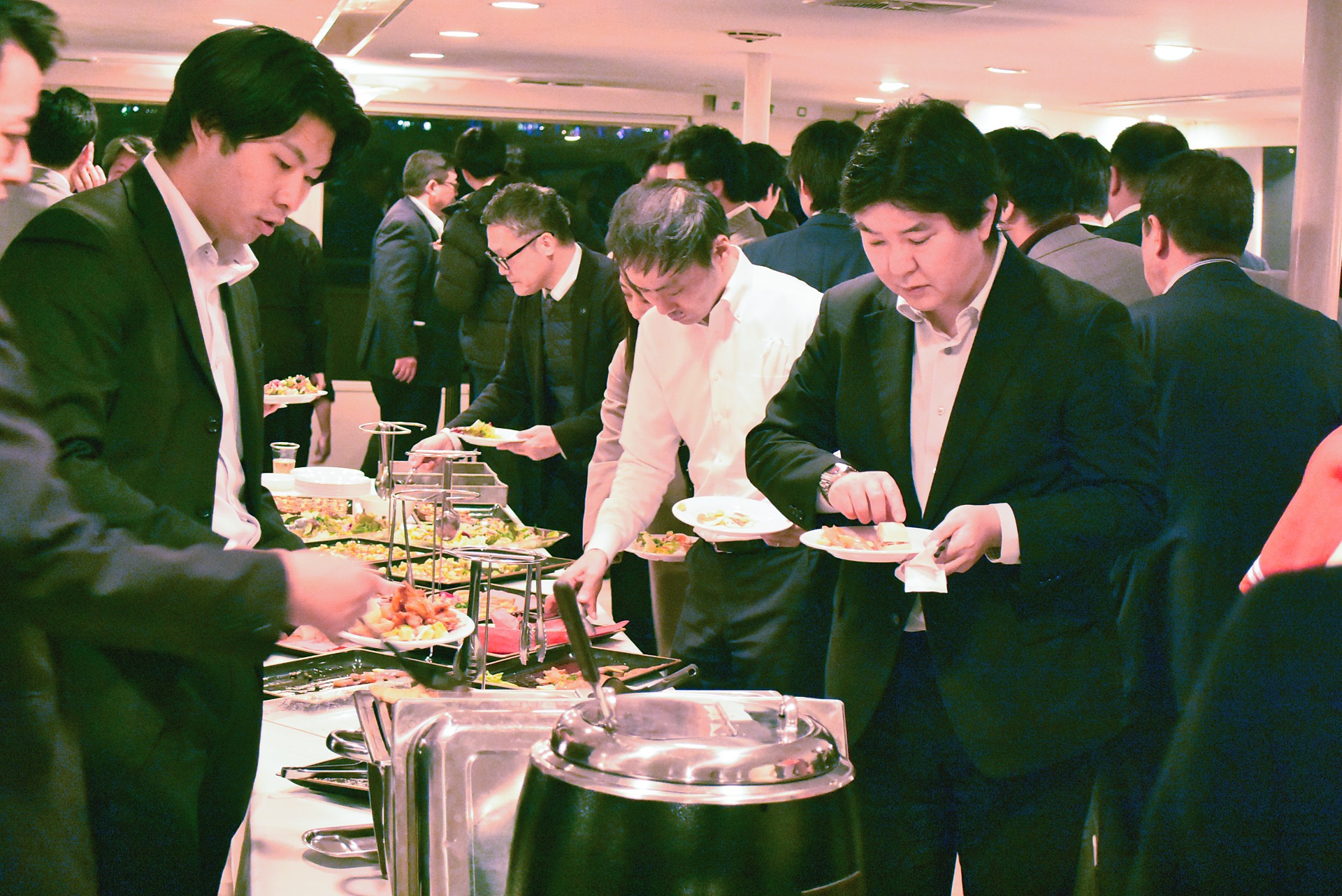忘年会　アニバーサリービュッフェをとる人々