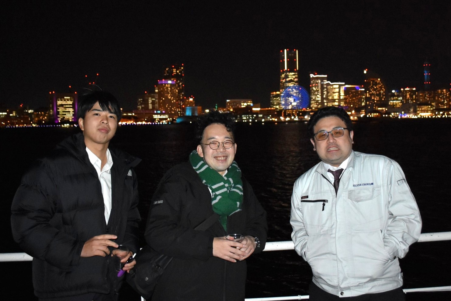 冬のみなとみらいの夜景と人々　